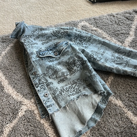 Fashion Nova Say Leas Graffiti Printed Denim Jacket - Size M - Picture 4 of 7
